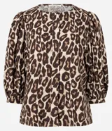 Blusa de viscolino con estampado animal print de leopardo, cuello redondo, mangas largas abullonadas y cierre frontal oculto.