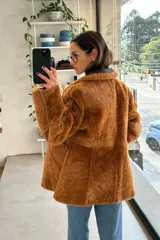 Campera reversible de cuero genuino napalán color negro, con cuello y detalles de corderito sintético, cierre frontal y bolsillos ribeteados.