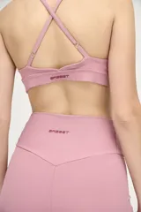 Minishort deportivo color rosa, de tiro alto y compresión media.