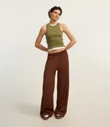 Pantalón recto color marrón de ribana con cintura ancha elástica y superficie texturizada.