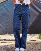 Pantalón de jean azul denim de tiro bajo y corte oversize, con grabado láser del monograma de la marca.