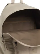 Mochila Calvin Klein Metro Nylon color beige, confeccionada en nailon reprocesado. Cuenta con un compartimento principal con cierre de cremallera, un bolsillo exterior frontal con cierre, asa superior y parche con monograma CK grabado.