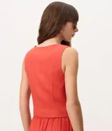Chaleco de sastrería rojo con escote en V, sin mangas y cierre frontal con botones en contraste. Confeccionado en viscolino, de corte entallado y estilo elegante.