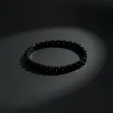 Pulsera de acero color negro con eslabones rectangulares.
