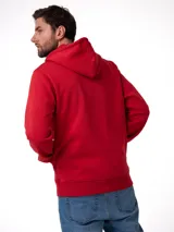 Buzo con capucha y cierre frontal completo, confeccionado en tejido fleece color rojo. Presenta bolsillos tipo canguro, puños y bajo acanalados, y etiqueta con logo de la marca en el bajo izquierdo.