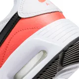 Championes Nike Air Max SC de mujer, con diseño deportivo clásico. Presentan una combinación de cuero, tela y malla en colores blanco, naranja y negro, con la unidad Max Air visible en la entresuela para mayor amortiguación.