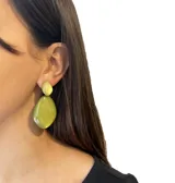 Aros colgantes con forma de gota, con pieza superior redonda color blanco y pieza inferior con forma irregular color amarillo traslúcido.