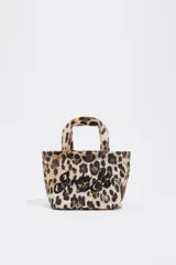 Mini bolso de nylon con estampado de leopardo. Presenta estructura definida, asa de tejido y logo bordado en negro en el frente. Incluye bolsillo interior.