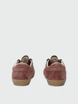 Zapatillas Golden Goose modelo Super-Star confeccionadas en gamuza encerada de color marrón, con la característica estrella lateral en cuero nappa blanco y suela de goma con efecto envejecido.