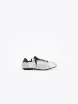 Zapatillas de estilo urbano confeccionadas en nylon plateado con detalles de cuero vacuno descarne en gris y negro. Cuentan con cordones negros y suela de goma.