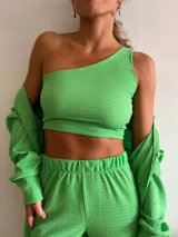 Top verde de un solo hombro con textura arrugada.