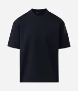 Remera masculina de corte boxy, color marrón oscuro, con cuello redondo y mangas cortas. Confeccionada en malla pesada con textura gomosa.