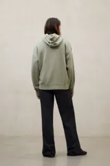 Hoodie de felpa de algodón de corte relajado, con capucha ajustable con cordón, hombros caídos y puños y bajo acanalados.