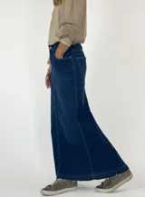 Falda larga de jean azul oscuro, corte recto y tajo trasero.