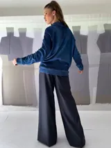 Buzo oversize verde con cuello alto y puños tejidos en morley. Confeccionado en lana merino teñida artesanalmente.