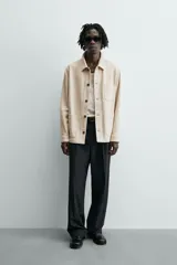 Sobrecamisa relaxed fit color beige, confeccionada en tejido de algodón. Cuenta con cuello solapa, manga larga con puño abotonado, bolsillos plastrón en el delantero y cierre frontal de botonadura.