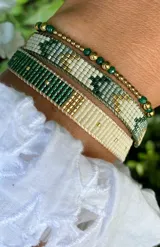 Pulsera tejida a mano con cuentas originales MIYUKI en tonos de beige, verdes y dorado. Ajustable.