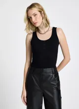 Musculosa negra de punto con escote redondo, tirantes anchos y detalle de botones decorativos en el frente.