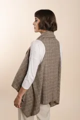 Chaleco marrón con solapas color crema y terminación en crochet.