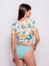 Bombacha de bikini básica color celeste con textura de flores.