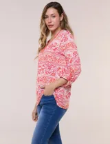 Remera de rayón con estampado en tonos de azul, escote en V con pechera enmarcada y frunces centrales, mangas 3/4 con sistema roll-up.