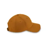 Gorra color ocre con bordado de una flor de amancay enmarcada en un cuadrado y el nombre de la marca.