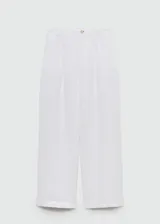 Pantalón de lino color blanco, de corte recto y tiro medio. Cuenta con trabillas para cinturón, dos bolsillos laterales y cierre oculto con botón, gancho y cremallera.