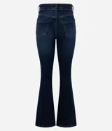 Pantalón de jean modelo flare con calce ajustado en caderas y muslos, y apertura progresiva desde la rodilla. Cuenta con bolsillos funcionales delanteros y traseros, y cierre frontal con botón.