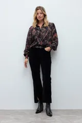 Camisa de manga larga con estampado estilo paisley en tonos oscuros, cuello clásico y puños ajustados.