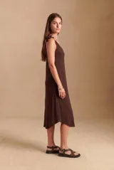 Vestido midi marrón de tejido acanalado, con escote en V y tirantes ajustables con lazos en los hombros.