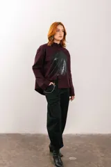 Camisa color borgoña con estampado abstracto en el frente, de corte oversize y manga larga.