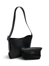 Cartera tipo hobo de cuero sintético negro con correa de hombro ajustable y cierre superior. Incluye un neceser desmontable de tela negra con cierre y etiqueta con el logo de la marca.