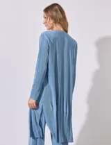Conjunto de cardigan largo y pantalón palazzo plisado color celeste.