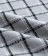 Pantalón de pijama masculino de franela con estampado de cuadros grises y negros, cintura elástica y lazo ajustable.