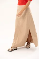 Pollera larga de corte recto con tajo lateral, confeccionada en tela suave con acabado tipo piel de durazno y cierre invisible lateral.