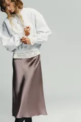 Sudadera de felpa de algodón con cuello redondo, manga larga y acabados en rib en puños y ruedo.