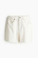 Short de denim de algodón de talle alto y diseño de cinco bolsillos, en color blanco.