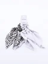 Pack de dos coleros con moña, uno con estampado animal print blanco y negro, y otro liso color gris claro.