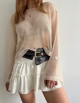 Sweater calado beige de manga larga y cuello bote.