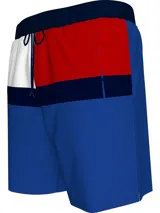 Short de baño Tommy Hilfiger con diseño color block en blanco, rojo y azul. Cintura elástica con cordón ajustable y logo de la marca bordado en la pierna. Fabricado en nylon reciclado de secado rápido.