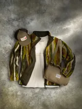 Remera de algodón color beige con cuello redondo y mangas cortas. Presenta un estampado frontal pequeño con el logo de Columbia y gráficos inspirados en Star Wars en Aurebesh.
