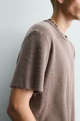Camiseta de punto relaxed fit de algodón color bordó con efecto lavado, cuello redondo y manga corta.