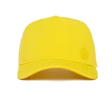 Gorra tipo trucker color bordó con panel frontal estructurado, malla trasera y visera curva con costuras decorativas. Presenta un aplique metálico con logo en el frente.