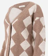 Cardigan de punto con estampado de cuadros argyle en tonos marrón y beige. Presenta escote en V, cierre frontal con botones, mangas largas con puños acanalados y corte recto.