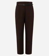 Pantalón de sastrería corte carrot, color beige, con cintura alta, pinzas frontales y cinturón fino incorporado con hebilla metálica.