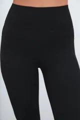 Calza larga deportiva de tiro alto en color verde oscuro, con costuras reforzadas y bolsillos laterales integrados.