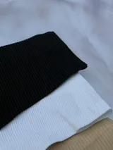 Pack de tres colaless sin costuras de tejido elastizado acanalado, en colores negro, blanco y beige.