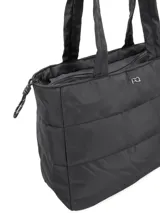 Bolso tipo tote bag acolchado color negro, con cierre superior y logo metálico. Incluye bolsillo interno con cierre y compartimento para laptop de hasta 15,5".