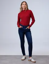 Jean elastizado de tiro alto y pierna skinny, marca One Five One. Tiene pretina con pasadores, botón y cierre. Delantera y trasera con bolsillos.