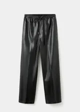Pantalón negro de cuero sintético, de tiro medio con cintura elástica ajustable mediante cordón y diseño de pernera recta.